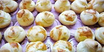 профитроли с пармезаном и муссом из крабового мяса