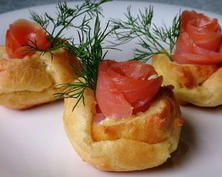 Профитроли с творожным сыром и семгой