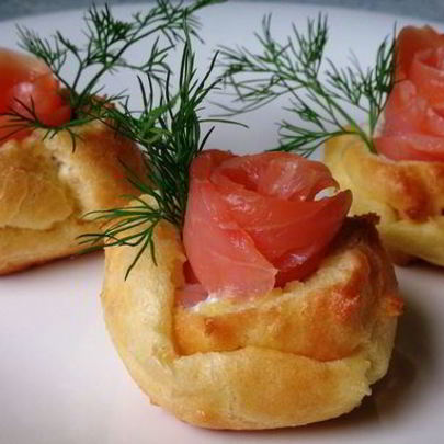 Профитроли с творожным сыром и семгой