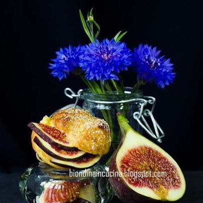 Профитроли с заварным кокосовым кремом и инжиром