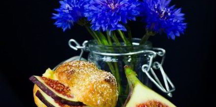 Рецепт профитролей с заварным кокосовым кремом и инжиром