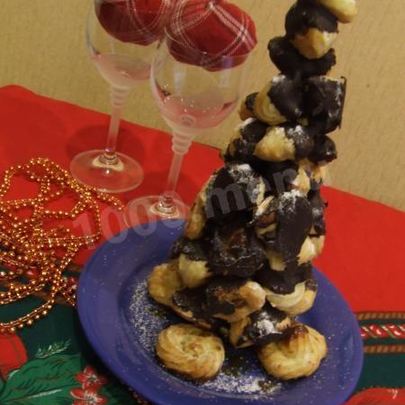 Шоколадная елка из профитролей Croquembouche