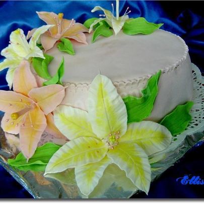 Торт с профитролями Скоро лето с цветами