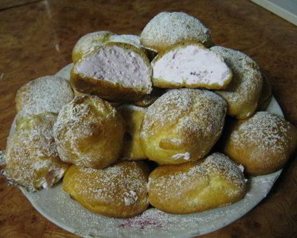 Эклеры с клубнично-сливочным кремом