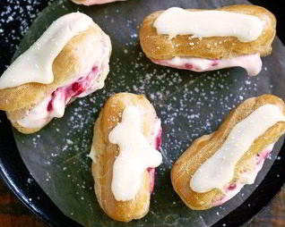 Эклеры с малиновым кремом и белым шоколадом