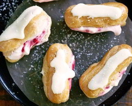 Эклеры с малиновым кремом и белым шоколадом