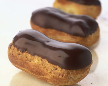 Эклеры с шоколадной глазурью и заварным кремом