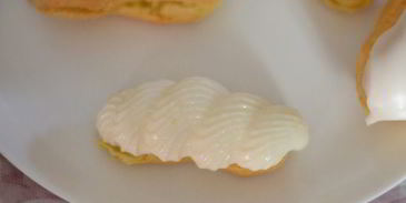 эклеры со сливочно-шоколадным кремом