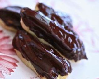 Эклеры со взбитыми сливками