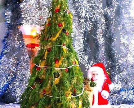 Закусочный торт Новогодняя елка из профитролей и сливочного крем-мусса с семгой