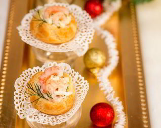 Закусочные профитроли с салатом из креветок и крабовых палочек