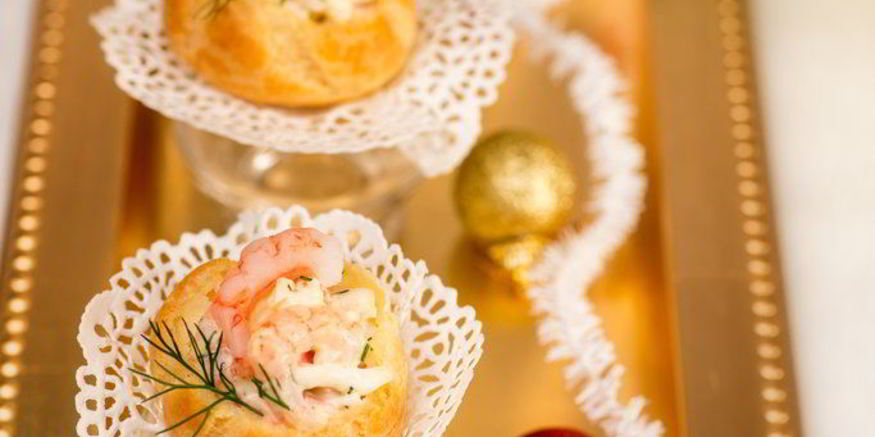 Рецепт закусочных профитролей с салатом из креветок и крабовых палочек