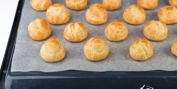 закусочные профитроли с салатом из креветок и крабовых палочек