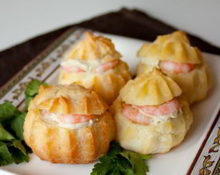 Закусочные профитроли со сливочным кремом и креветками