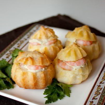 Закусочные профитроли со сливочным кремом и креветками
