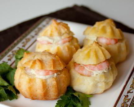 Закусочные профитроли со сливочным кремом и креветками