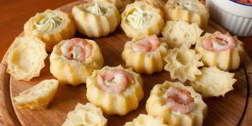 закусочные профитроли со сливочным кремом и креветками