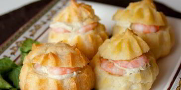 закусочные профитроли со сливочным кремом и креветками