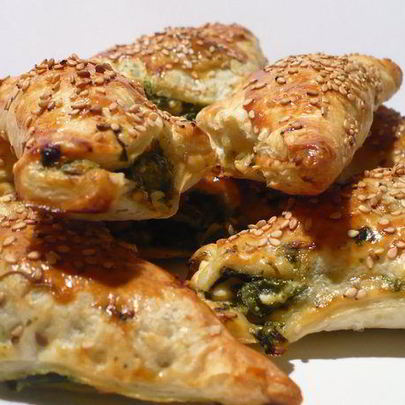 Закусочные слойки с фетой и шпинатом