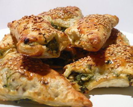 Закусочные слойки с фетой и шпинатом