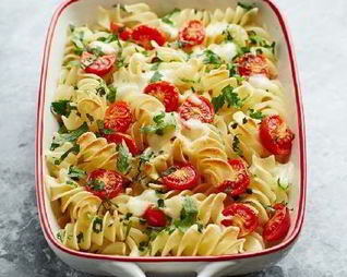 Макаронная запеканка помидоры-моцарелла со шпинатом