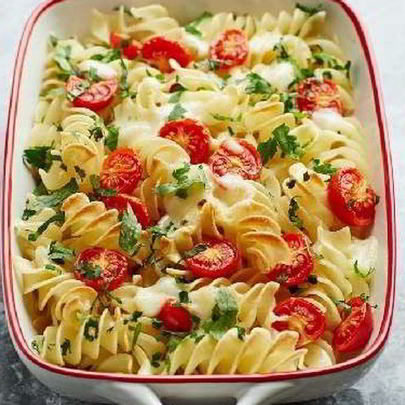 Макаронная запеканка помидоры-моцарелла со шпинатом