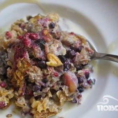 Овсяная запеканка с ягодами и орехами