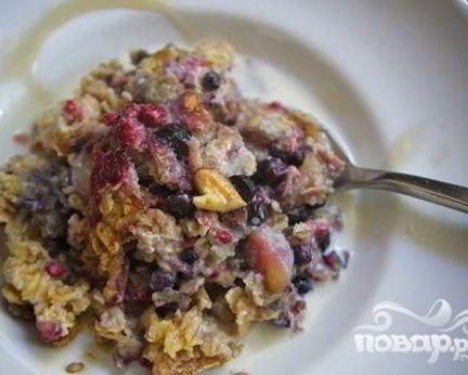 Овсяная запеканка с ягодами и орехами