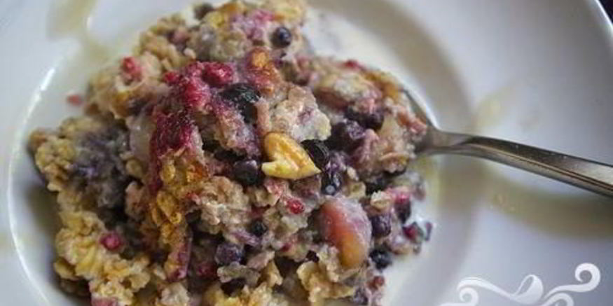 Рецепт овсяной запеканки с ягодами и орехами