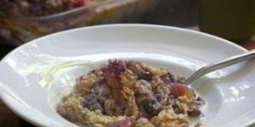 овсяная запеканка с ягодами и орехами