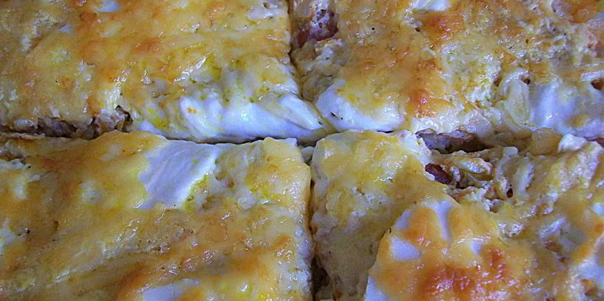 Рецепт рисовой запеканки с сосисками и брынзой