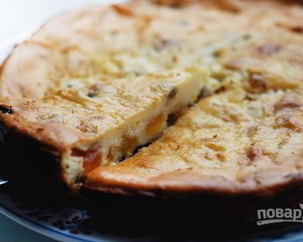 Творожная запеканка с курагой и изюмом