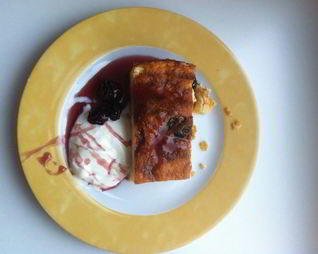 Творожная запеканка с манной кашей и изюмом