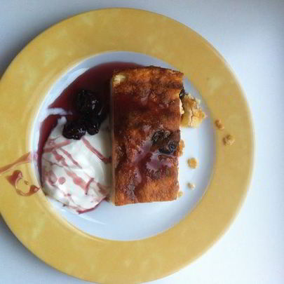 Творожная запеканка с манной кашей и изюмом