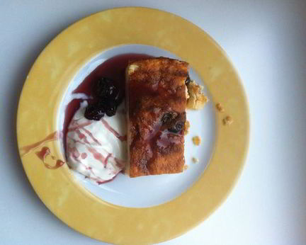 Творожная запеканка с манной кашей и изюмом