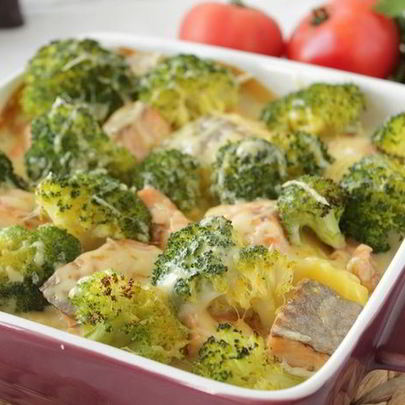 Запеканка с форелью и брокколи