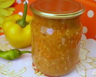 Аджика из помидоров и перца с чесноком