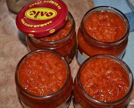 Аджика острая с яблоками