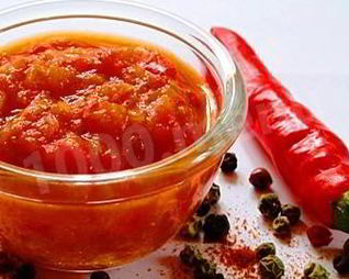 Ароматная аджика с яблоками