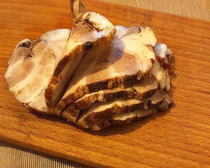 Грудинка по-домашнему с чесноком и аджикой