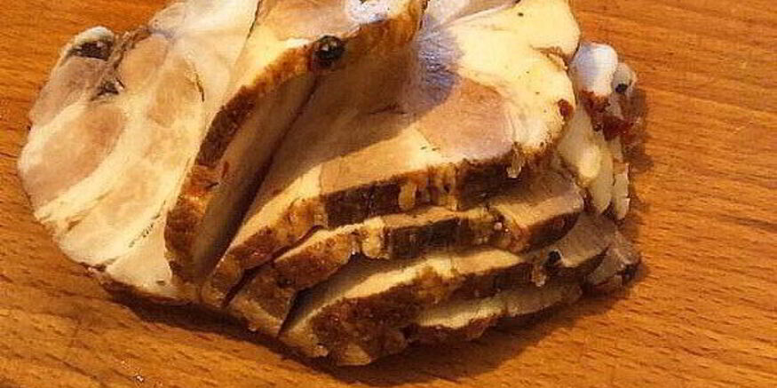 Рецепт грудинки по-домашнему с чесноком и аджикой