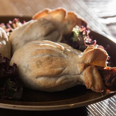 Куриные голени с аджикой в слоеном тесте