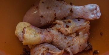 куриные голени с аджикой в слоеном тесте