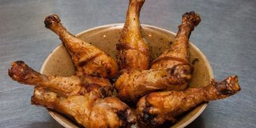 куриные голени с аджикой в слоеном тесте