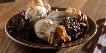 куриные голени с аджикой в слоеном тесте