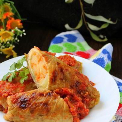 Рулетики из капусты, запеченные в аджике