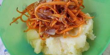 рулетики из капусты, запеченные в аджике