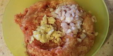 рулетики из капусты, запеченные в аджике