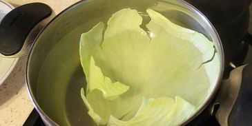 рулетики из капусты, запеченные в аджике