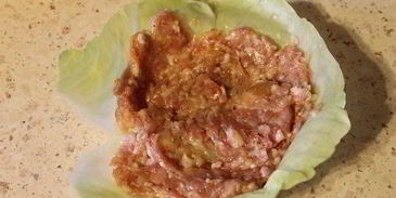 рулетики из капусты, запеченные в аджике